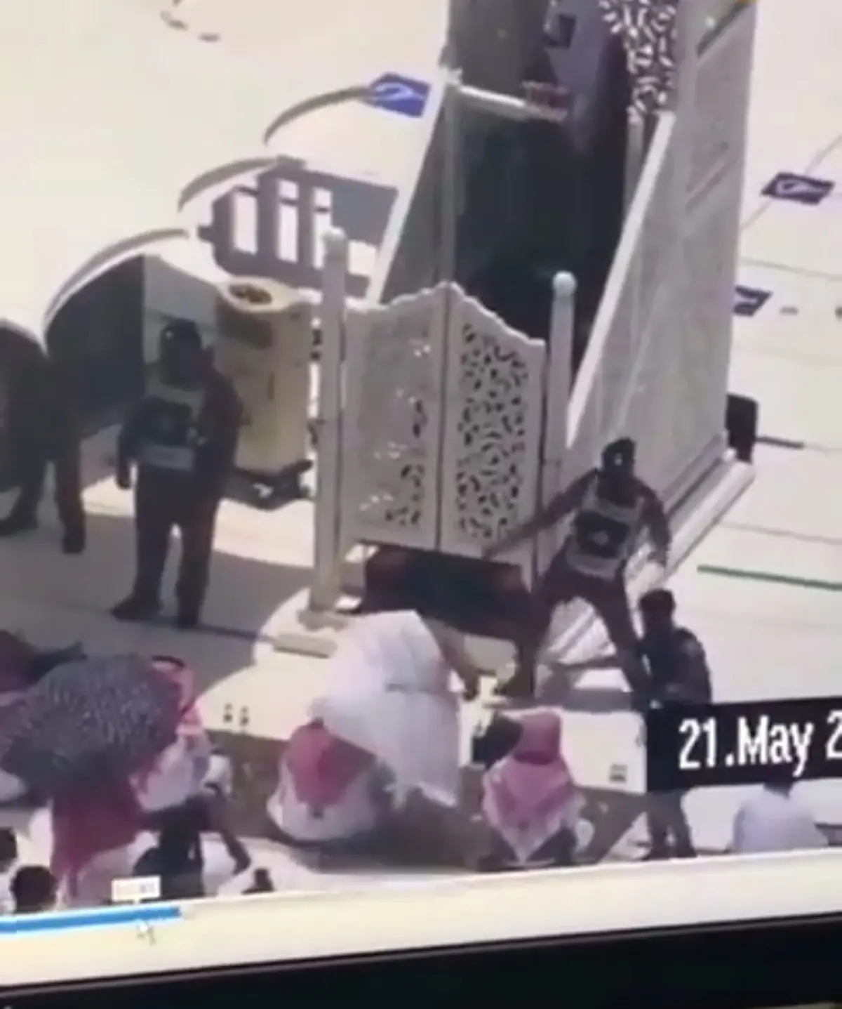 حمله یک زائر با چوب به خطیب مسجد الحرام + ویدئو