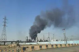 
آتش سوزی در انبار پتروشیمی امیرکبیر | حادثه تلفات جانی نداشت
