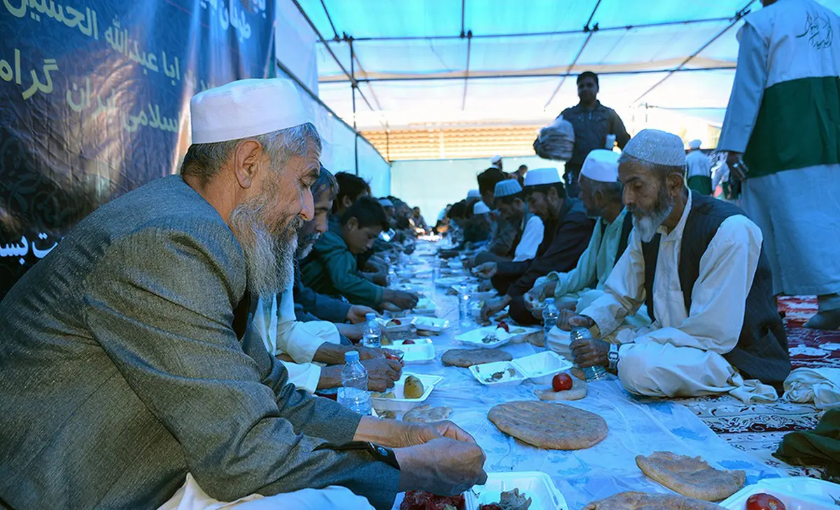 کاروان‌ زائران افغانستانی اربعین در مرز دوغارون