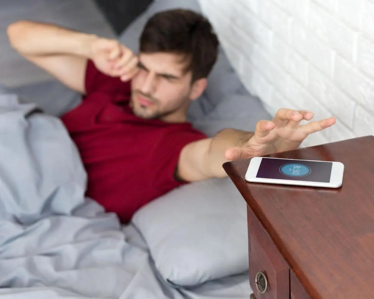 دیگه برای بیدار شدن از خواب موبایلتو کوک نکن ! | لزوم کوک کردن ساعت به جای تلفن همراه برای خواب بهتر