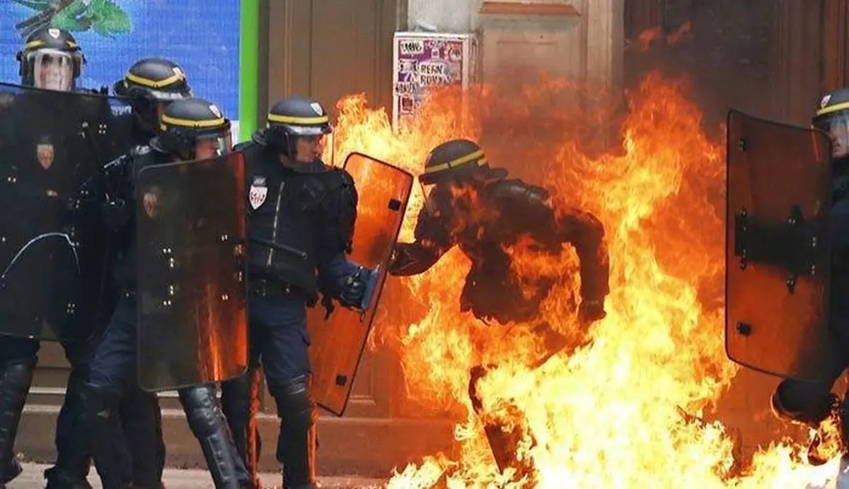 افسر پلیس ضد شورش فرانسه آتش گرفت