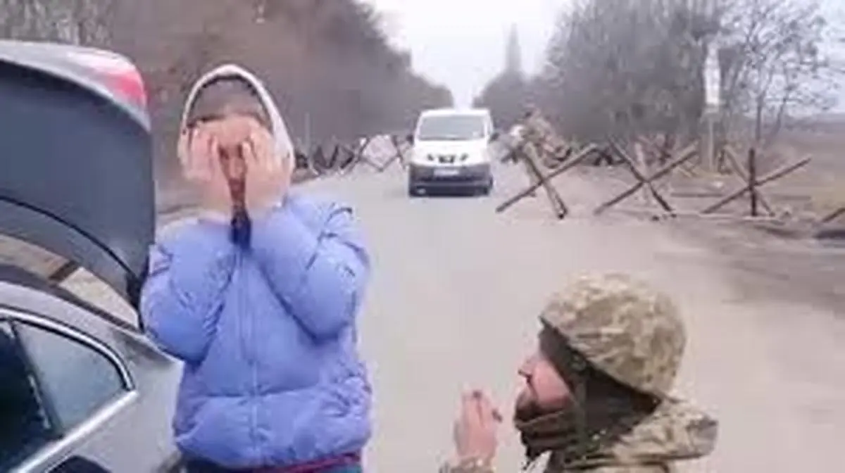خواستگاری سرباز اوکراینی در ایست بازرسی؛ سورپرایزی که نظر میلیون‌ها بیننده را به خود جلب کرد+ویدئو