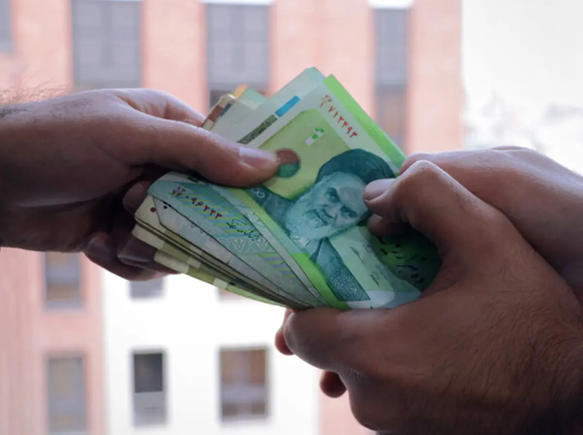 ‏تمسخر اصطلاح علمی «چسبندگی قیمت‌ها» در رادیو