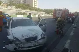 تصادف راننده  کامیون با  خودرو تیبا | اقدام عجیب راننده کامیون دردسرساز شد+ ویدئو 