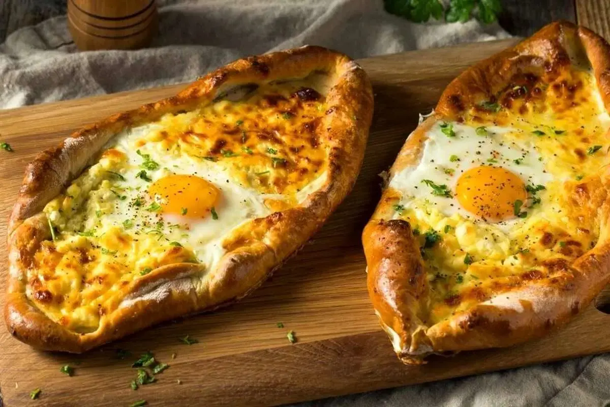خاچاپوری؛ نانِ پُرپنیر گرجی با زرده‌ی طلایی | طرز تهیه خاچاپوری، صبحانه متفاوت +ویدئو