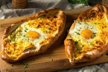 خاچاپوری؛ نانِ پُرپنیر گرجی با زرده‌ی طلایی | طرز تهیه خاچاپوری، صبحانه متفاوت +ویدئو