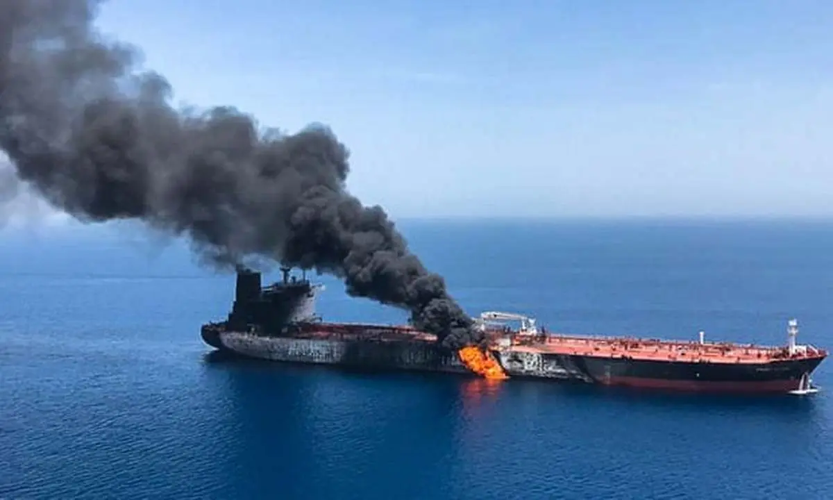 گاردین: حمله به دو نفتکش در دریای عمان اتفاقی شوم است؛ آیا ایران و آمریکا در مسیر برخورد قرار گرفته اند؟