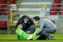 تصاویری از مصدومیت دوباره بیرانوند و انتقال با برانکارد