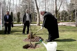 رئیس جمهور یک اصله نهال غرس کرد

