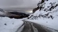 جاده چالوس به وضعیت بحرانی درآمد | لیز خوردن ماشین‌ها در برف! + ویدئو