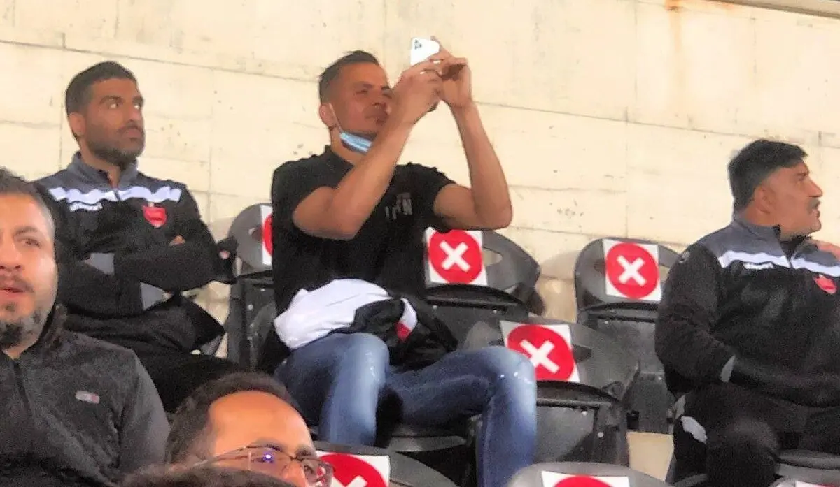تصاویر و رفتارهای عجیب حامد لک در شب تلخ پرسپولیس