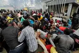 تصاویر تکان‌دهنده از له شدن گرسنگان کنیا زیر دست و پای جمعیت 