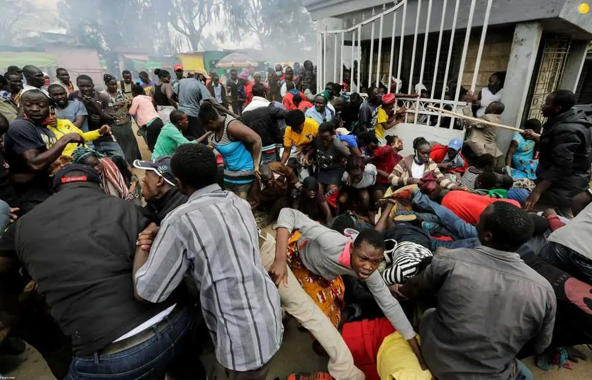 تصاویر تکان‌دهنده از له شدن گرسنگان کنیا زیر دست و پای جمعیت 