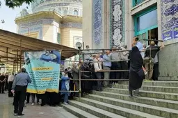 صف‌های شلوغ و طولانی برای نوبت گرفتن سالمندان برای تزریق واکسن 