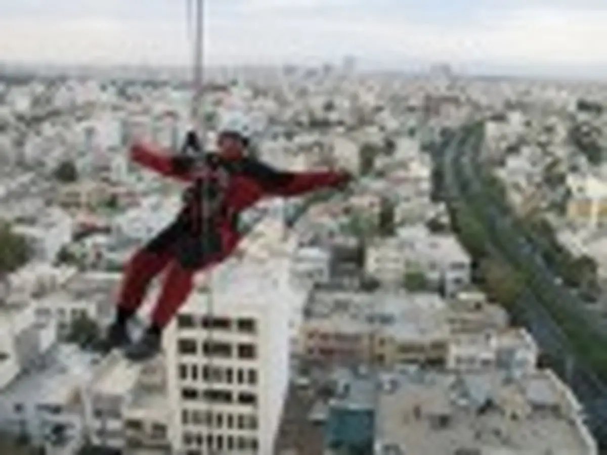 زن عنکبوتی در خیابان‌های مشهد