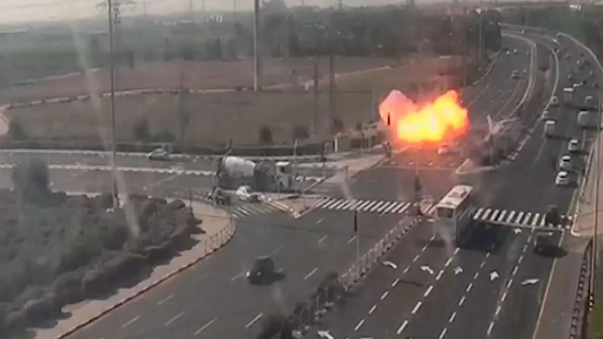 ویدئو؛ لحظه انفجار موشک پرتابی از نوار غزه در بزرگراه رژیم صهیونیستی