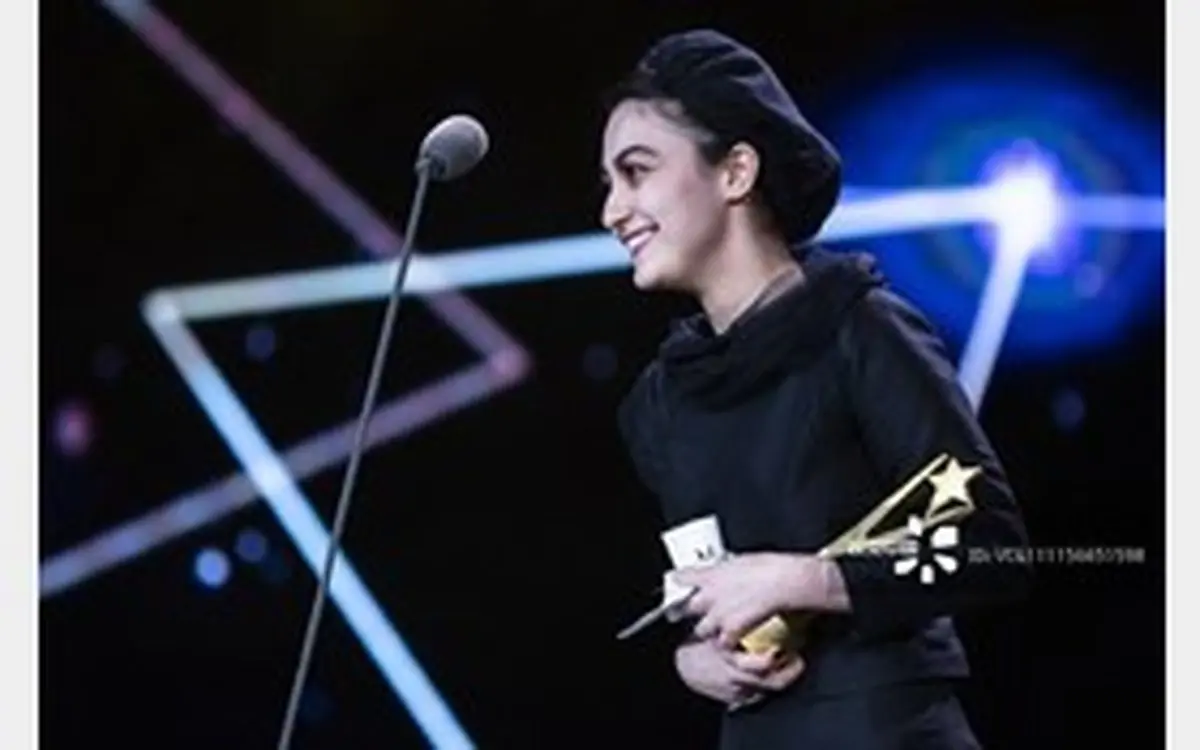 لحظه زیبا که دختر هنرمند ایرانی جایزه اش را با مادرش تقسیم می کند