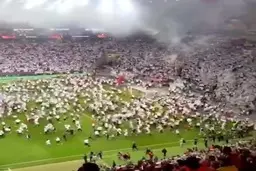 لحظه‌ی هجوم عجیب هواداران فرانکفورت به زمین پس از سوت پایان بازی+ویدئو