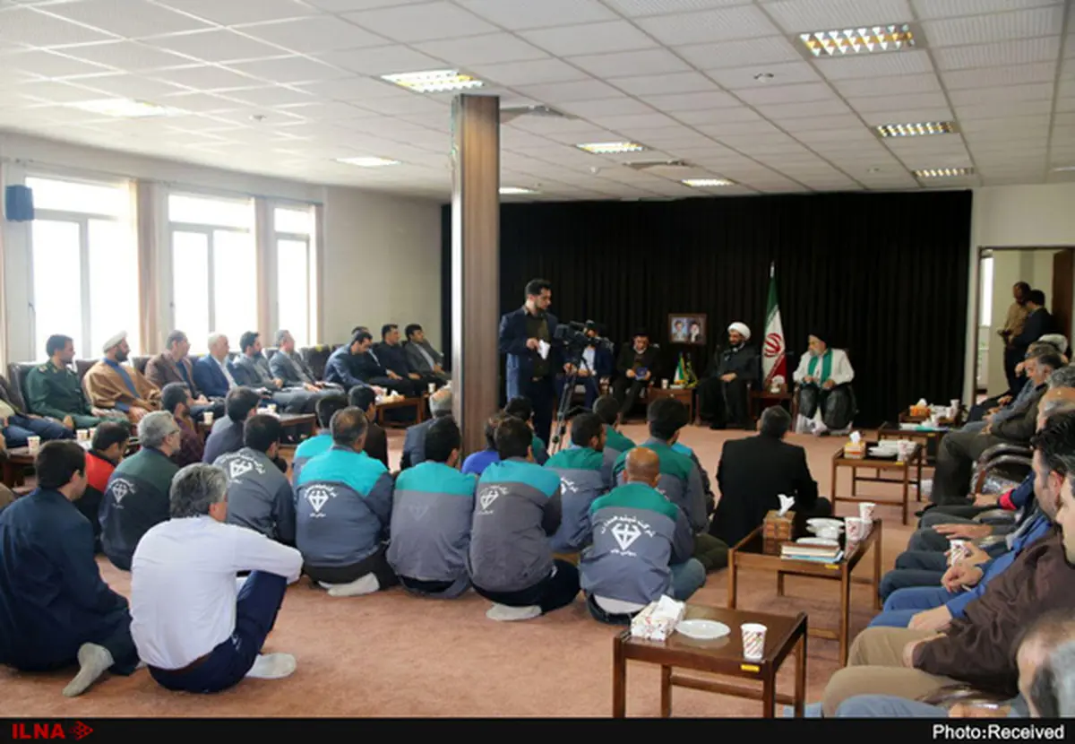 نشاندن کارگران روی زمین در یک دیدار رسمی