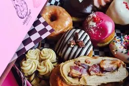 برای کوچولوهات این دونات‌های عروسکی خوشمزه رو درست کن تا لذت ببرن! | طرز تهیه دونات عروسکی با کمترین هزینه مواد + ویدئو