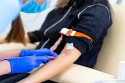 با احساس چنین دردی در مفصل، فوری آزمایش خون بدید