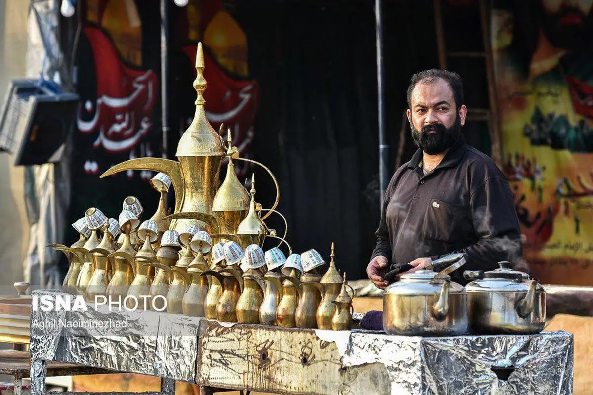 استقبال از زائران اربعین حسینی با قهوه عربی در مرز شلمچه
