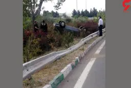 واژگونی پژو در اتوبان بابایی به دلیل برخورد با گاردیل+تصویر