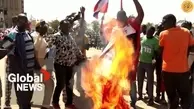 اواگادوگو علیه فرانسه برخواست | از شعار های ضد فرانسوی تا آتش زدن پرچم این کشور! + ویدئو
