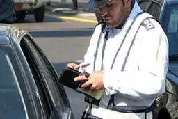 
پلیس با بیرون انداختن ماسک یا دستکش از خودرو، برخورد می‌کند

