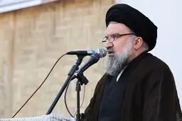 
اگر فقری هم هست، عاملش این کسانی اند که در اکثر این ۴۳ سال، قدرت دستشان بوده 