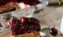 دسر شیک و راحت با بیسکویت پتی‌بور و سس گیلاس | با این دسر به یه برش قانع نمی‌شی! +ویدئو