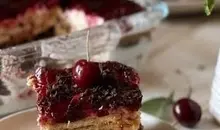 دسر شیک و راحت با بیسکویت پتی‌بور و سس گیلاس | با این دسر به یه برش قانع نمی‌شی! +ویدئو