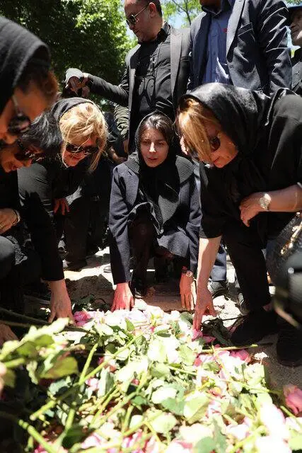 چهره‌هایی که برای وداع با زری خوشکام آمدند + تصاویر | لیلا حاتمی و علی مصفا در مراسم خاکسپاری مادرش