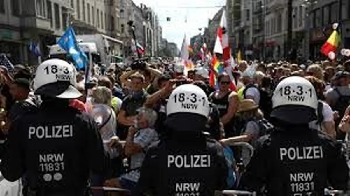  تظاهرات  |   در برلین علیه محدودیت‌های کرونایی هزاران نفر تظاهرات کردند 