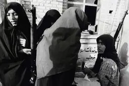 دختران ۱۵ ساله‌ای که مین‌های ۹۰ کیلویی جابه‌جا می‌کردند! | صحبت‌های رزمندگان زن دفاع مقدس