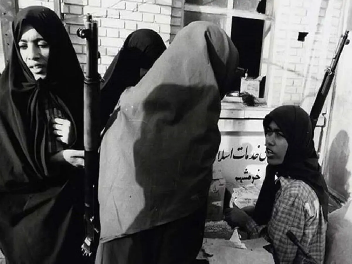 دختران ۱۵ ساله‌ای که مین‌های ۹۰ کیلویی جابه‌جا می‌کردند! | صحبت‌های رزمندگان زن دفاع مقدس