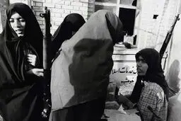 دختران ۱۵ ساله‌ای که مین‌های ۹۰ کیلویی جابه‌جا می‌کردند! | صحبت‌های رزمندگان زن دفاع مقدس