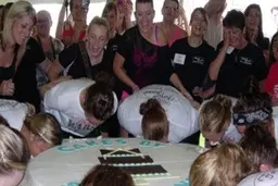 مرگ یک زن استرالیایی در مسابقاتِ کیک‌خوری
