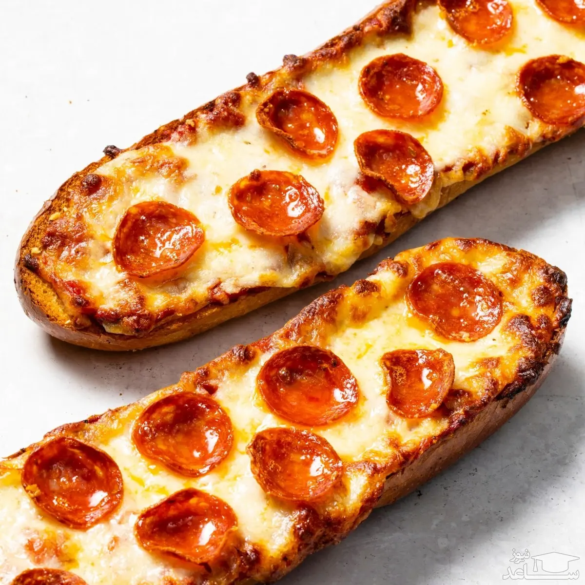 اگر دلت یه پیتزای سه سوته میخواد که با نون باگت درست کنی، بیا اینجا | مخصوص وقت‌هایی که میخوای کم هزینه یه پیتزا خوشمزه درست کنی! | طرز تهیه پیتزا با نون باگت + ویدئو