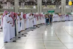 اولین نماز تراویح ماه رمضان در خانه خدا 