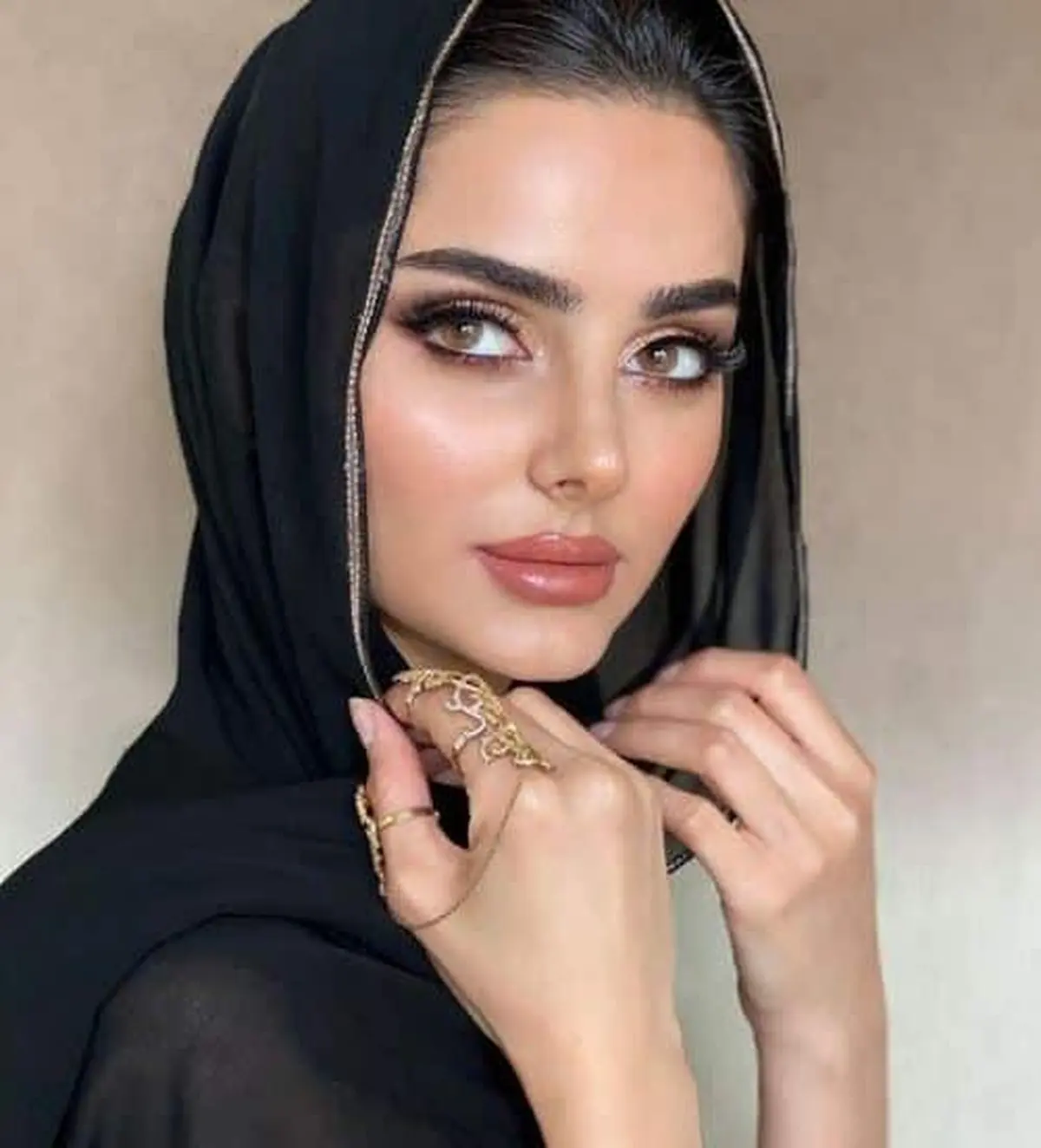 زیباترین “دختر ایرنی” در دل برف و کولاک +عکس