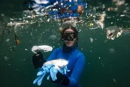 غواصی در میان ماسک و دستکش‌هایی کرونایی! + تصاویر 