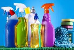 استفاده بی اندازه از محصولات شوینده در خانه تکانی مساوی است با آسم ریه در نوزادان!