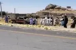 کمک مردم به جمع کردن بار وانت چپ کرده + ویدئو