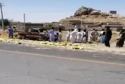 کمک مردم به جمع کردن بار وانت چپ کرده + ویدئو