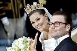 تاجی که پرنسس ویکتوریا در مراسم عروسی بر سر گذاشت،+عکس