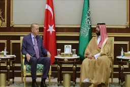 قابی از هم‌آغوشی متفاوت در کاخ سلطنتی عربستان