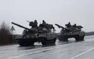 شلیک خودروی زرهی روسی به سربازانی که مشغول عکس گرفتن با تانک های روسی بودند + ویدیو