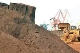 هر کامیون خاک سیستان  ۸ دلار به کشورهای حوزه خلیج فارس فروخته می‌شود