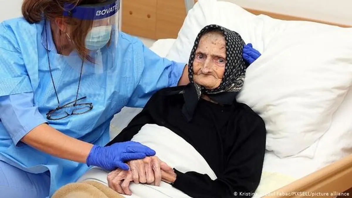
 کرونا | بیمار ۹۹ ساله با شکست کرونا ازبیمارستان مرخص شد